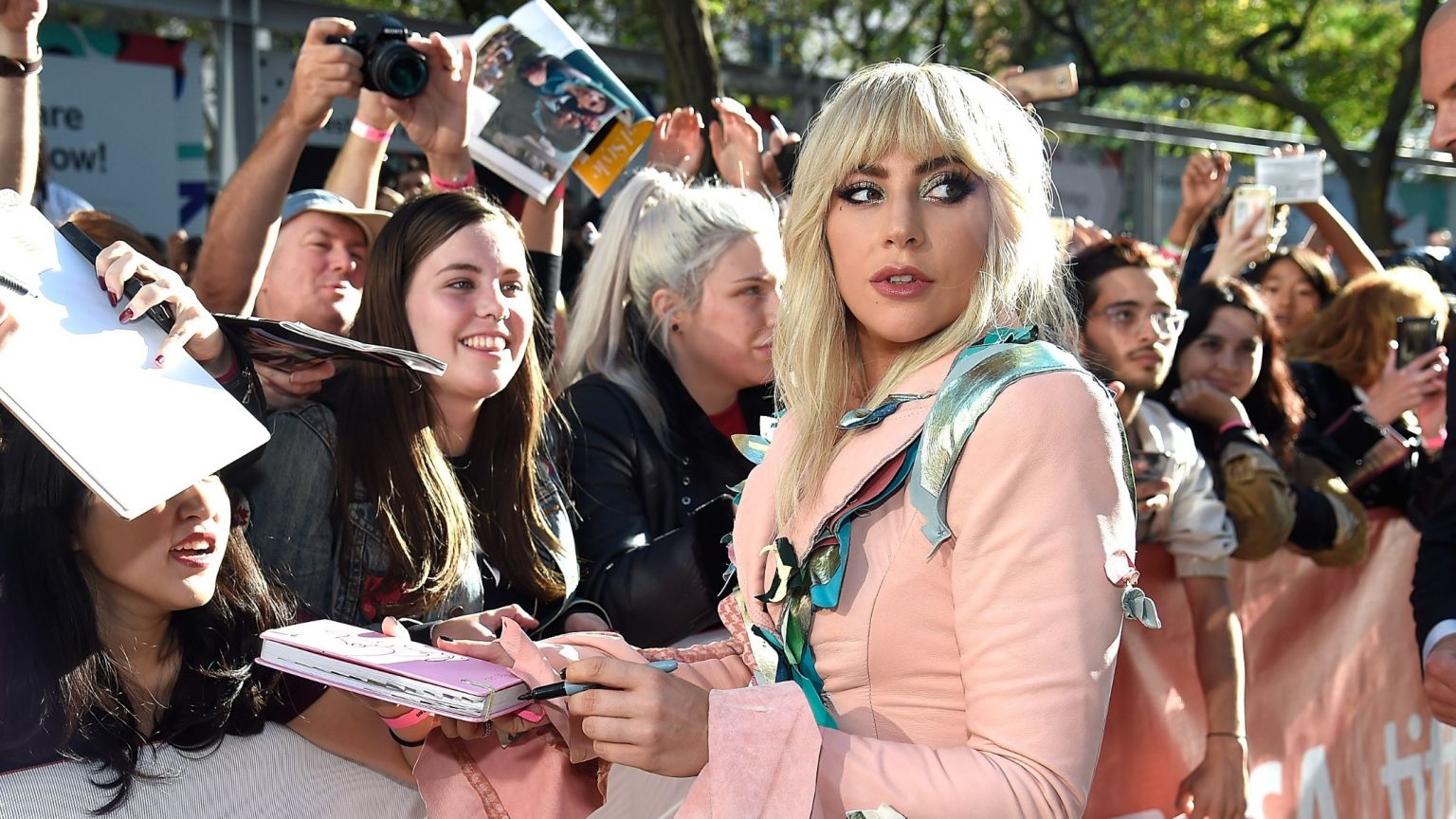 Lady Gaga deelt de eerste foto van Ridley Scotts 'House of Gucci' met Adam Driver