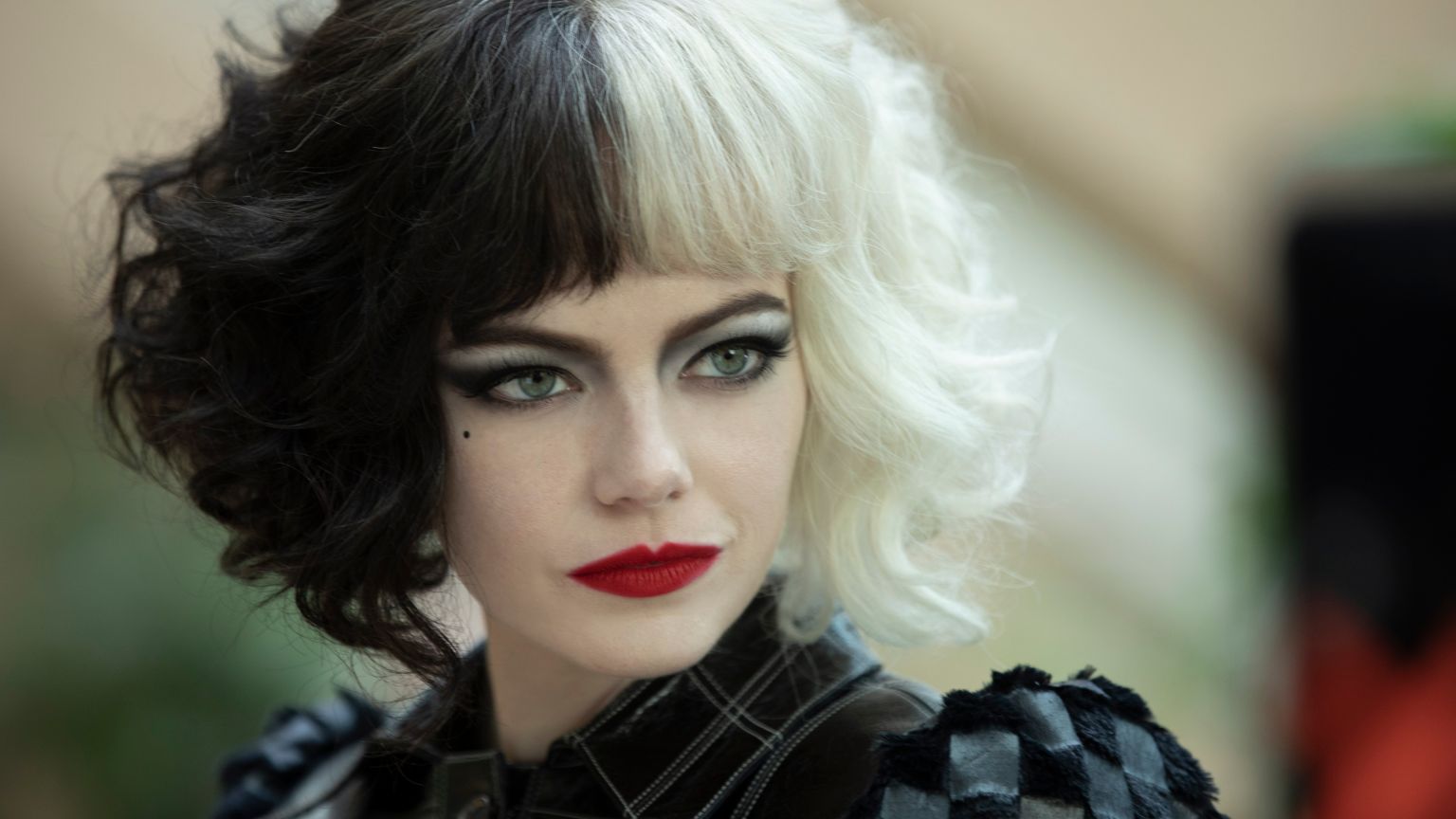 Disney deelt nieuwe beelden van Emma Stone in 'Cruella ...