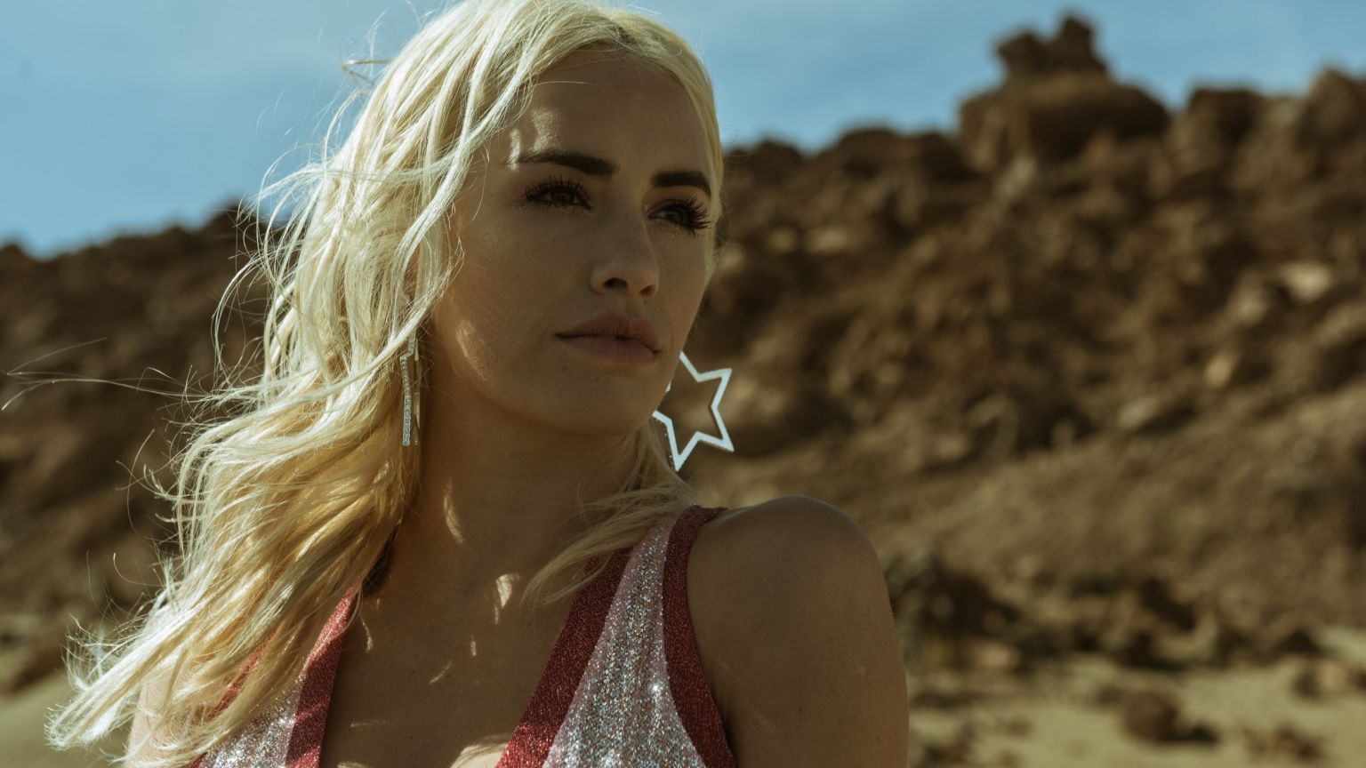 Spaanse actieserie 'Sky Rojo' van de makers van 'La Casa de Papel' nu te zien op Netflix