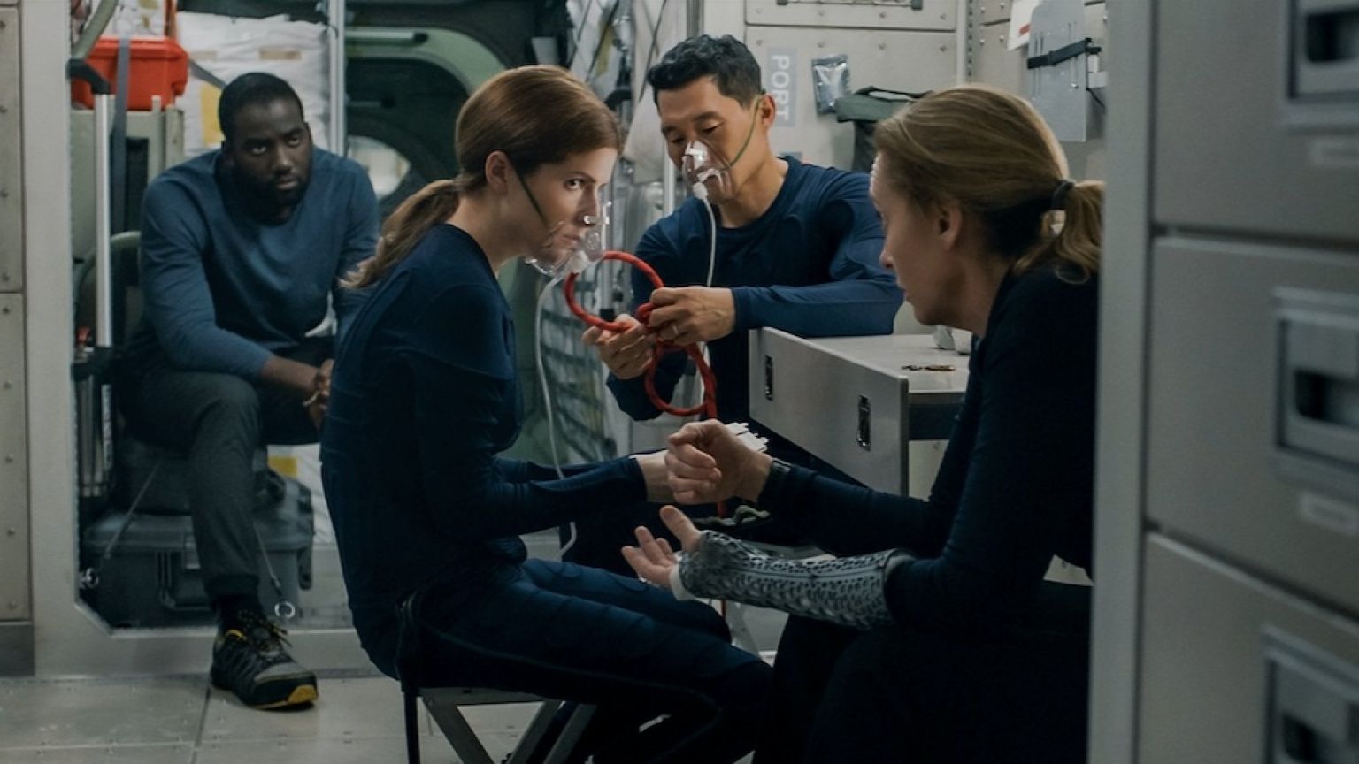 Netflix deelt eerste beelden van sci-fi thriller 'Stowaway' met Anna Kendrick en Toni Collette