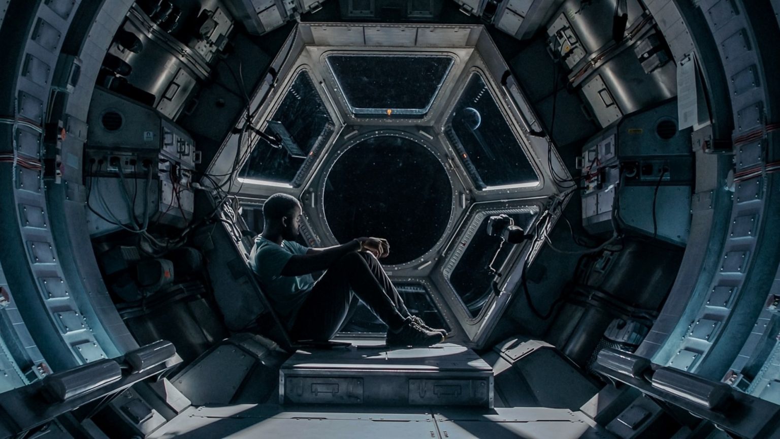 Een reis naar Mars neemt een bizarre wending in de trailer van Netflix-thriller 'Stowaway'