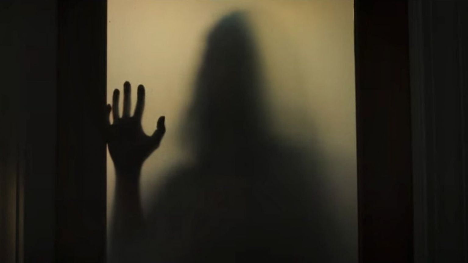 Een weduwe ontdekt een bizar geheim in de ijzingwekkende trailer van horrorfilm 'The Night House'