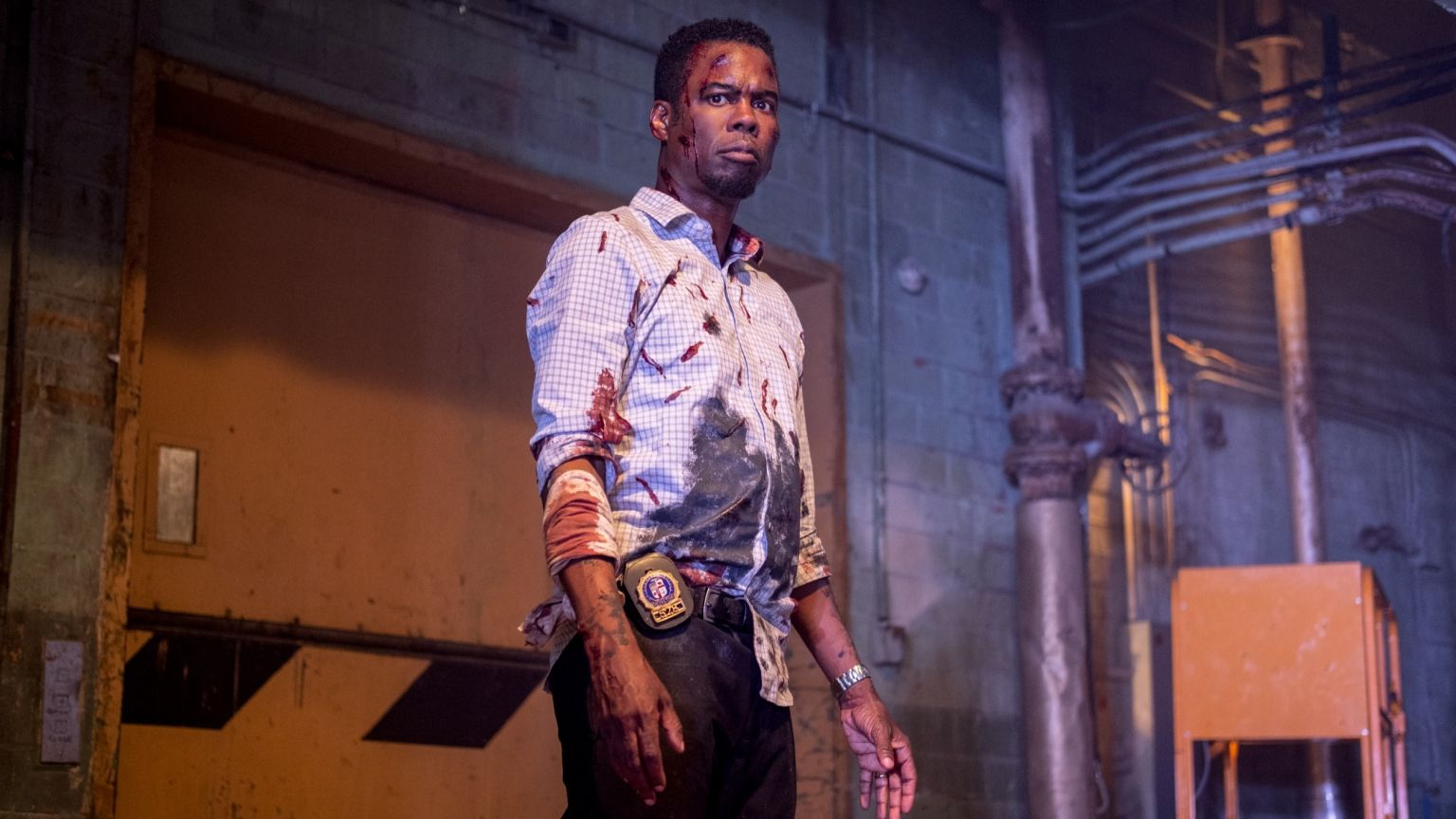 Chris Rock jaagt op Jigsaw in de nieuwe trailer van horrorfilm 'Spiral: From the Legacy of Saw'