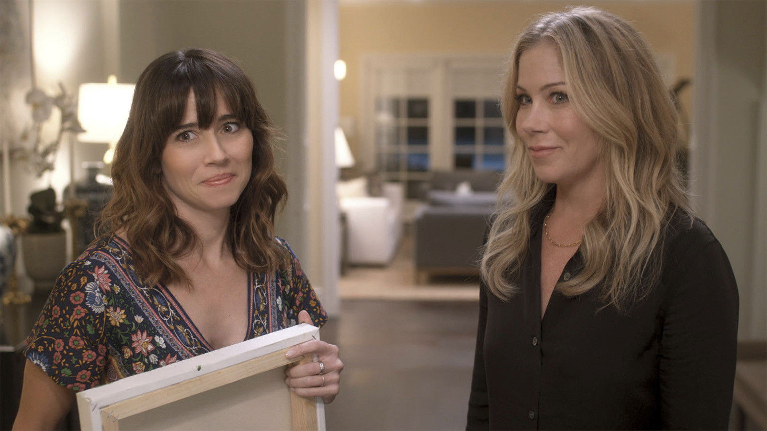 Trailer Netflix-serie 'Dead to Me' seizoen 2 belooft nog meer wendingen