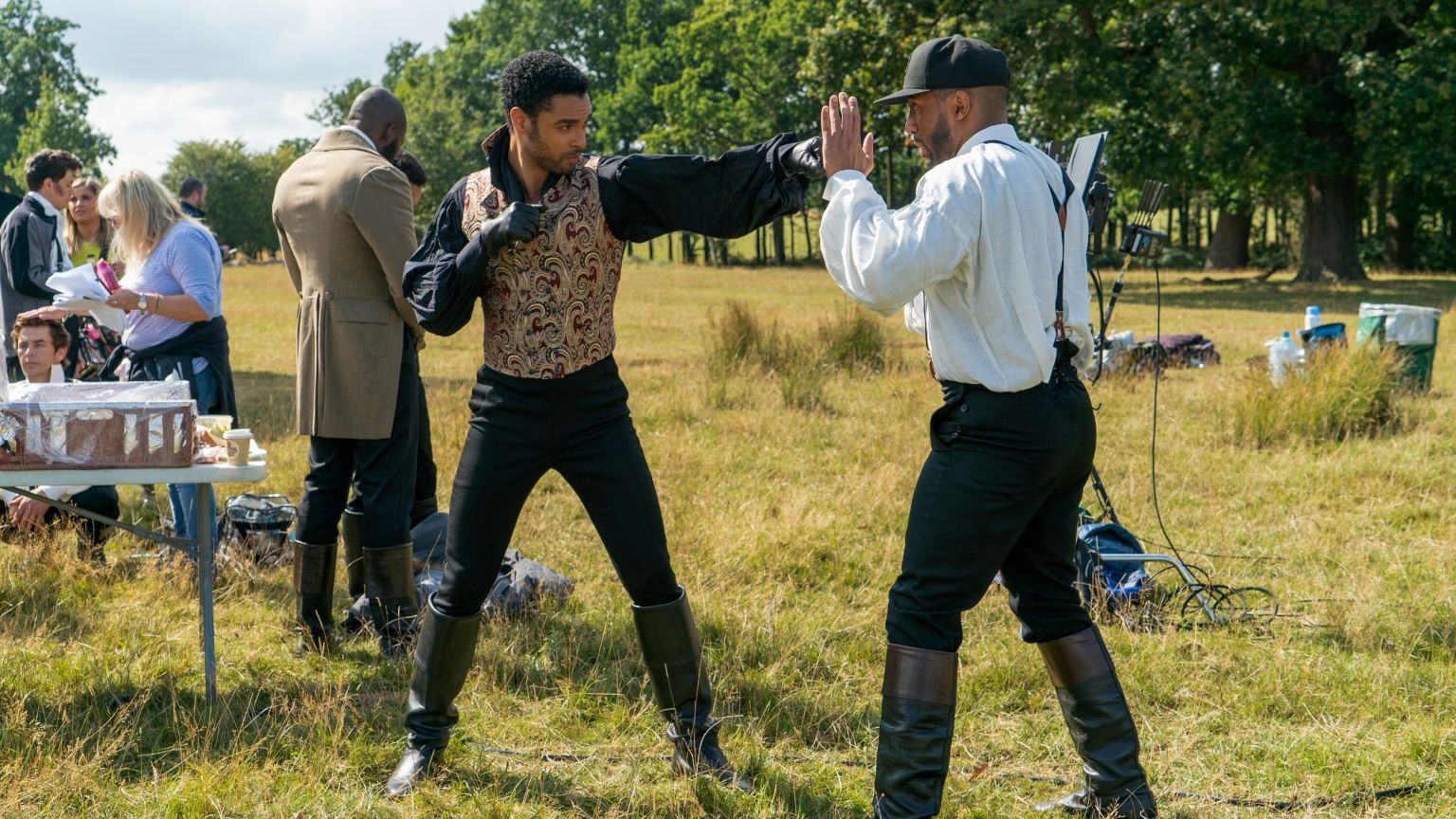 Nieuwe details onthuld over het vertrek van Regé-Jean Page uit 'Bridgerton' seizoen 2