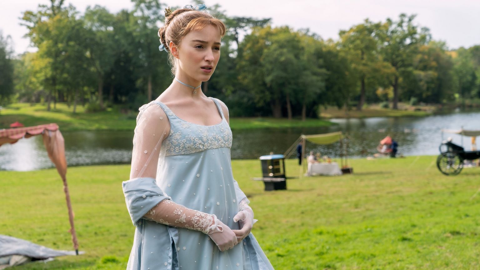 Eerste foto vrijgegeven van 'Bridgerton'-ster Phoebe Dynevor in 'The Colour Room'