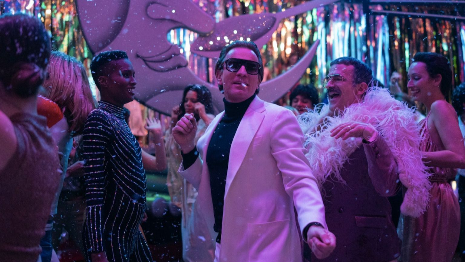 Ewan McGregor te zien als markante modeontwerper in eerste trailer van Netflix-serie 'Halston'