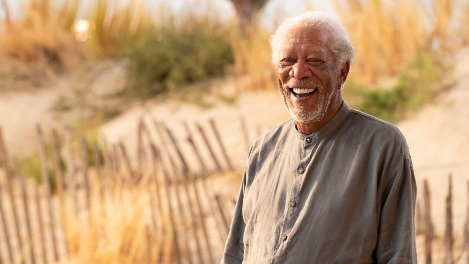 Morgan Freeman, Anthony Mackie en Anne Hathaway schitteren in de trailer van Amazon-serie 'Solos'