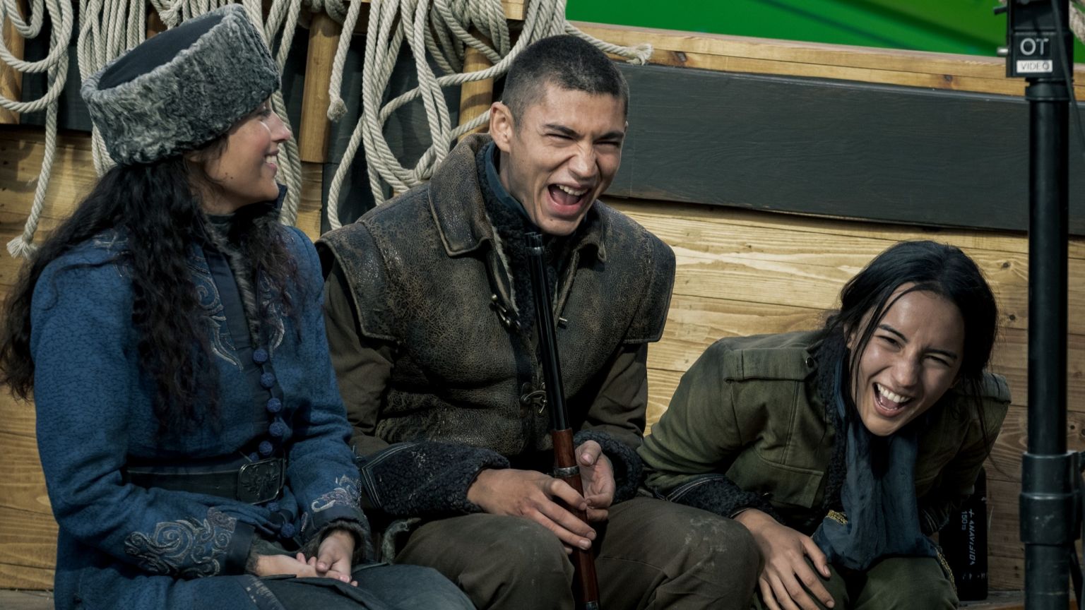 Cast van Netflix-serie 'Shadow and Bone' scheldt erop los in nieuwe bloopervideo