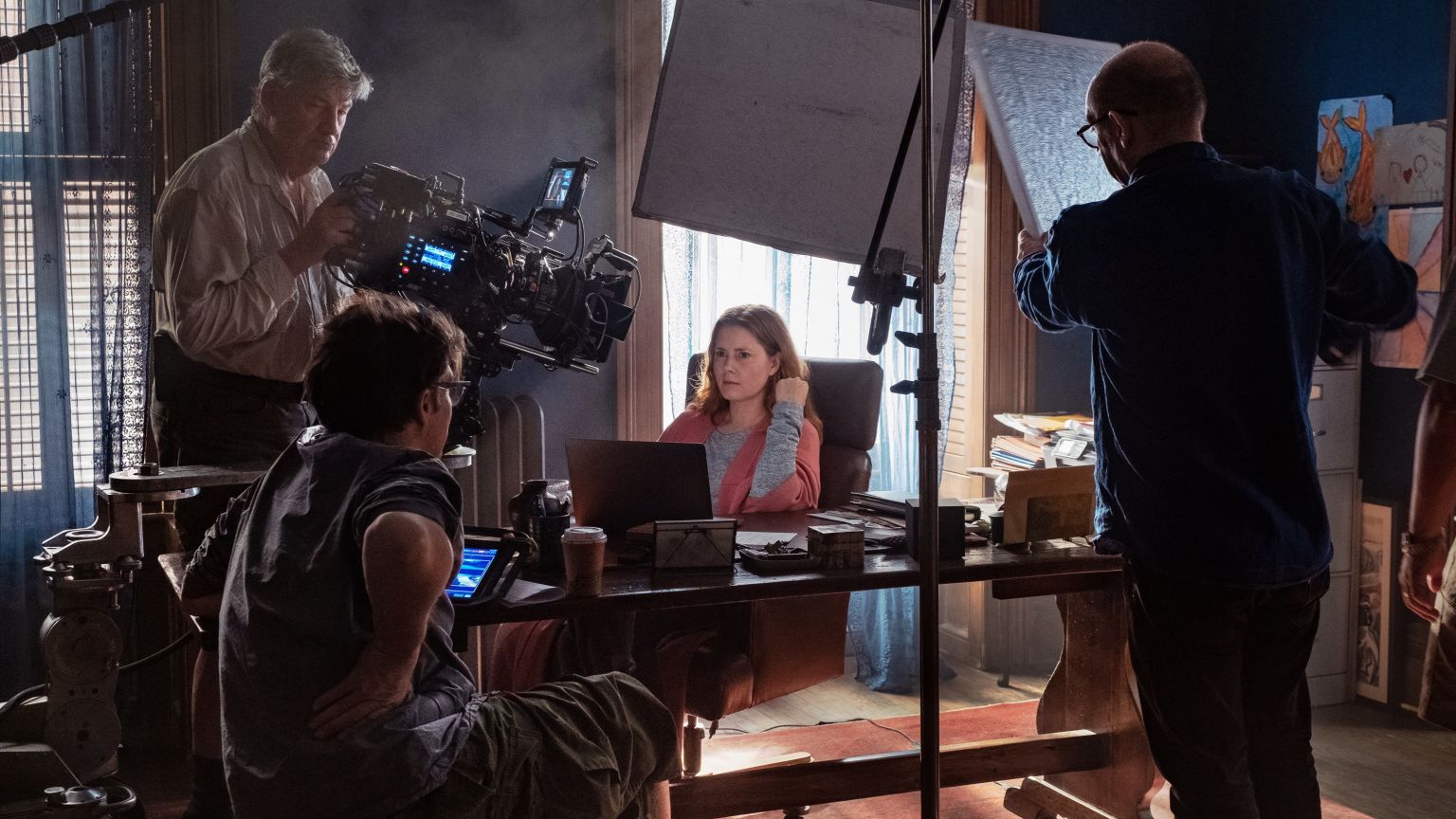 Netflix geeft een kijkje achter de schermen op de set van 'The Woman in the Window'