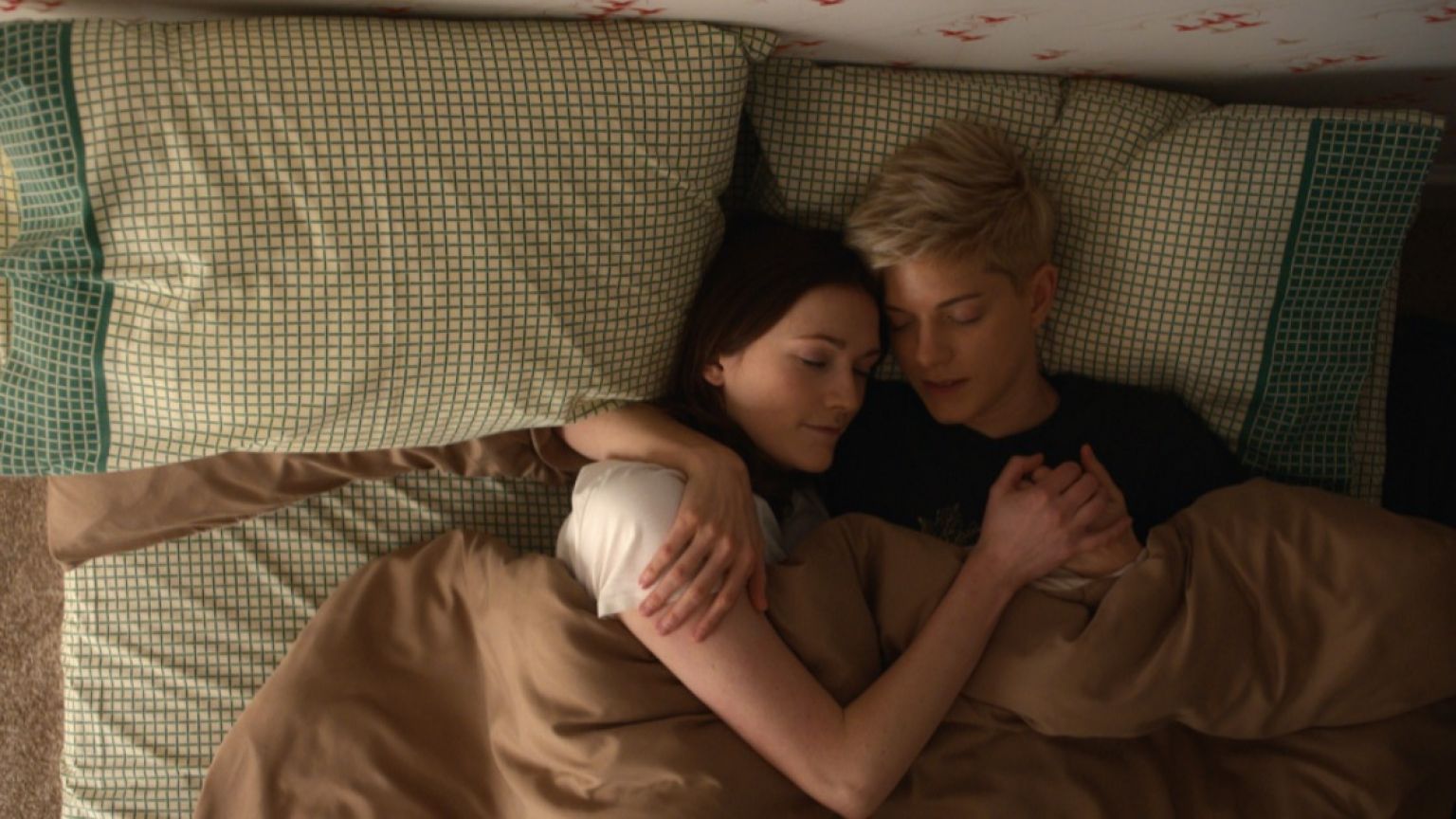Mae Martin deelt eerste beelden van het tweede seizoen van 'Feel Good', trailer nu te zien