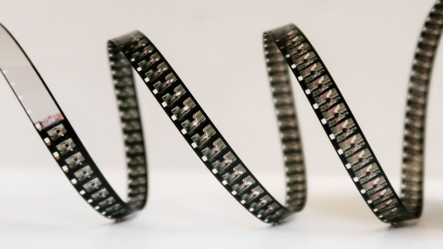 Harry Melling speelt Edgar Allan Poe in Netflix-film 'The Pale Blue Eye' met Christian Bale