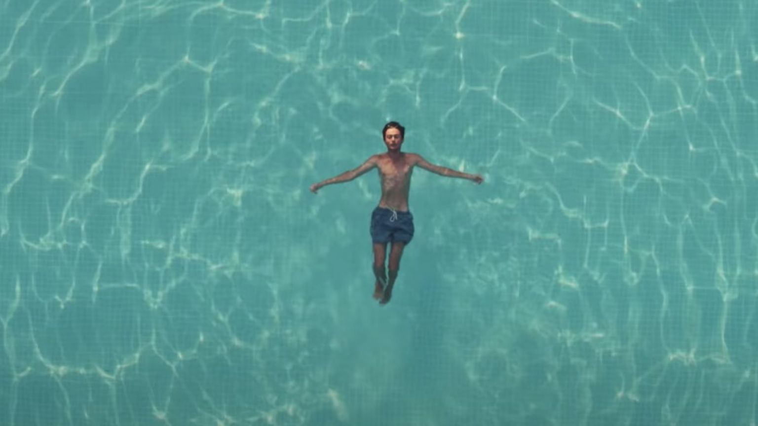 Zomerse taferelen in de trailer van de Turkse romantische Netflix-film 'Geçen Yaz'