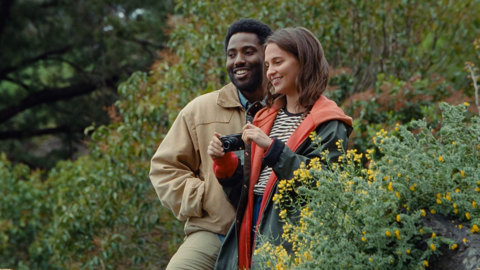 John David Washington ontdekt een groot politiek complot in de trailer van Netflix-thriller 'Beckett'