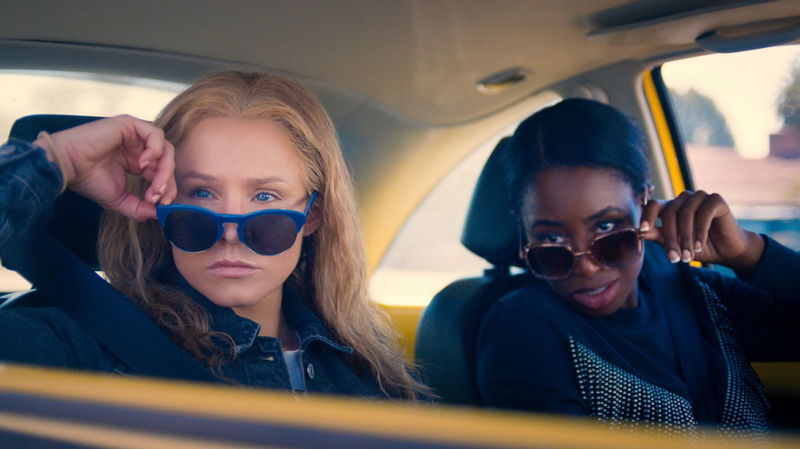 Veelbelovende trailer van komediefilm 'Queenpins' met Kristen Bell en Kirby Howell-Baptiste nu te zien