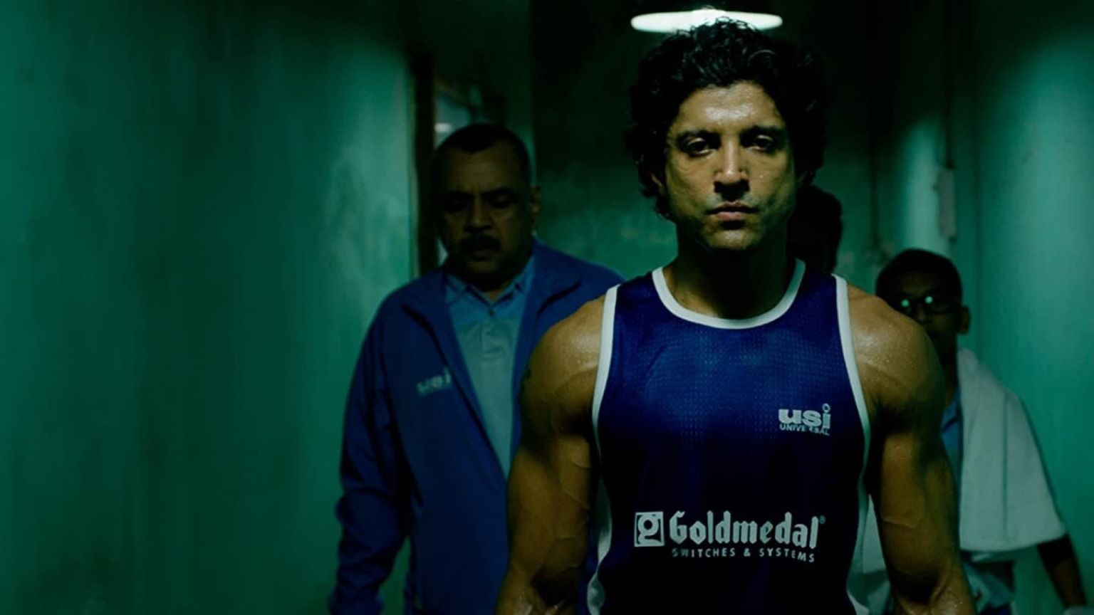 Aziz maakt de overstap van straatvechter naar professionele bokser in de trailer van 'Toofaan'