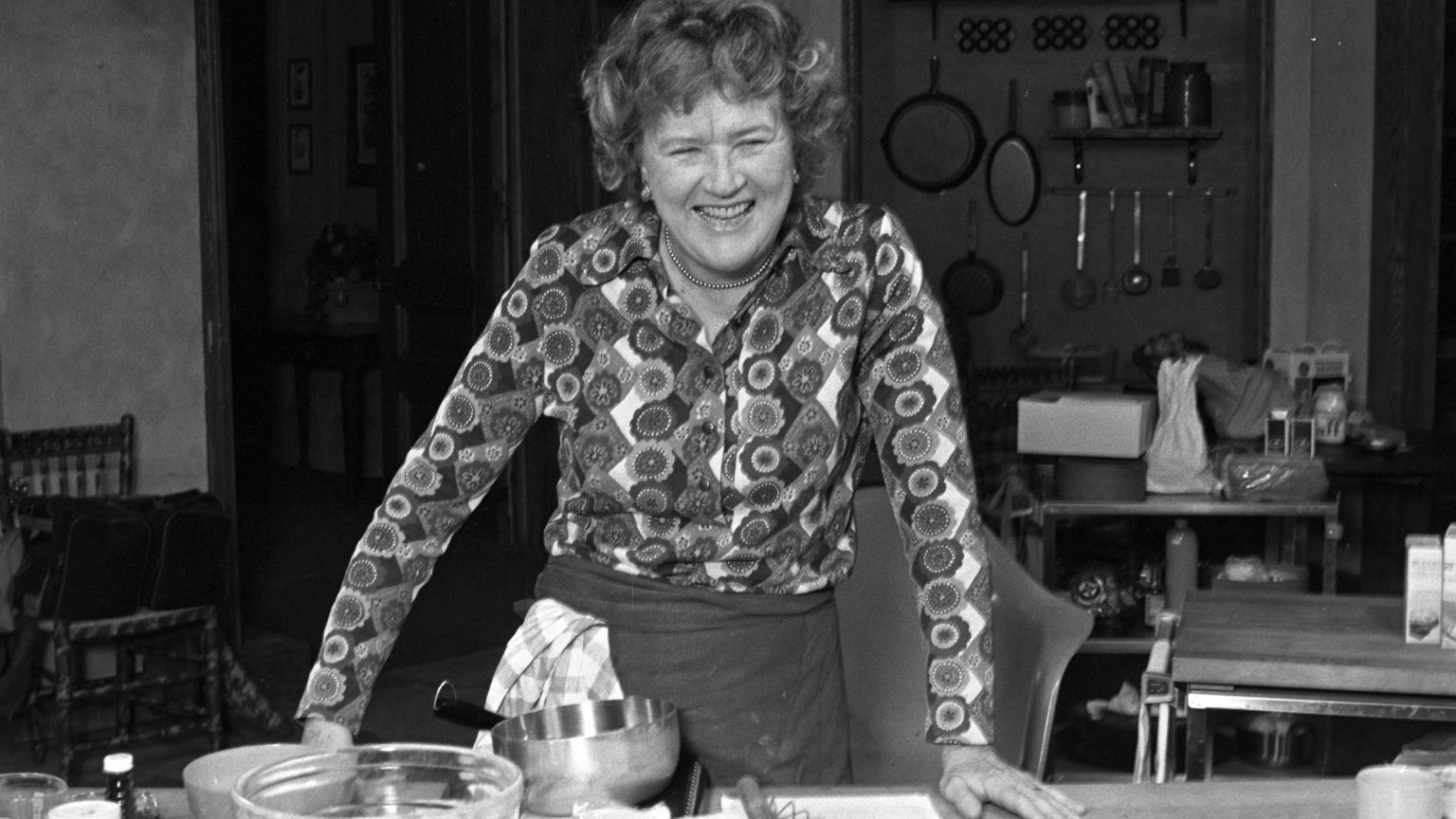 Regisseurs van 'RBG' maken inspirerende documentaire over baanbrekende tv-kok Julia Child, trailer nu te zien