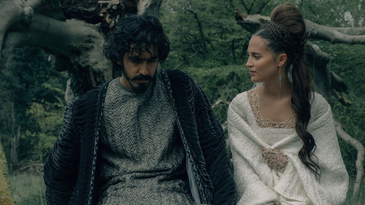 Dev Patel vraagt reuzen om hulp in nieuwe clip van 'The Green Knight'