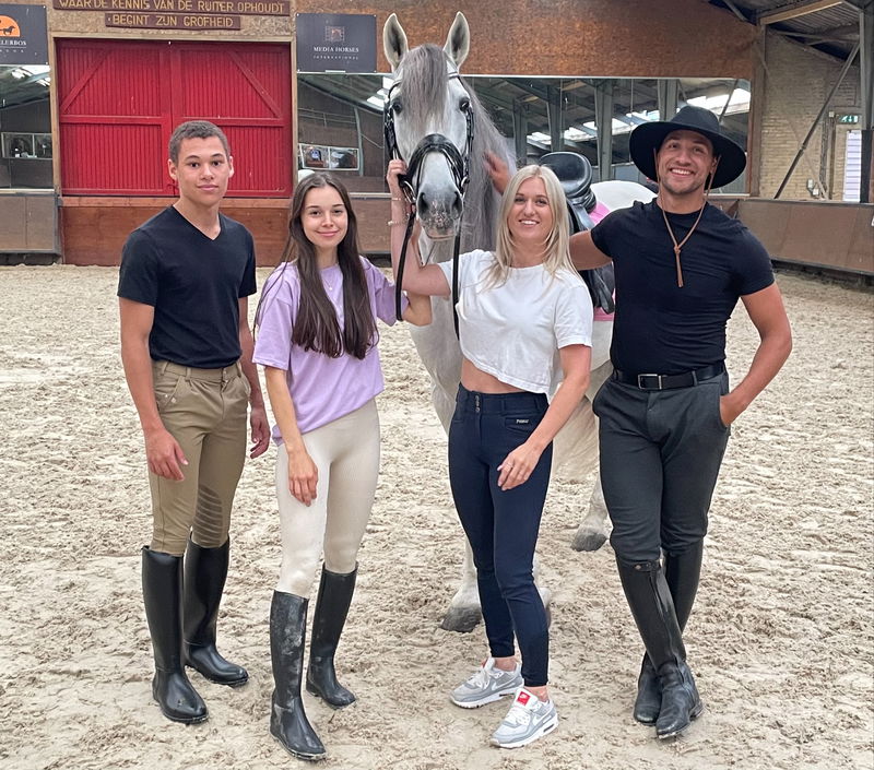 Eliyah Altena, Wendy Ruijfrok, Britt Dekker en Juvat Westendorp bij de paardrijtraining via Dutch FilmWorks