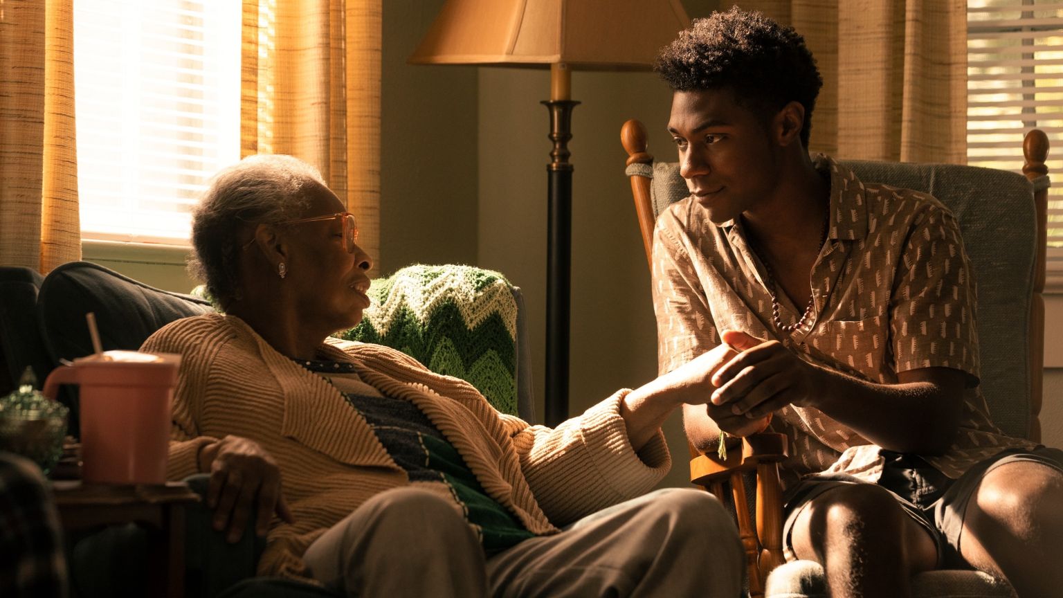 Seizoen 2 van 'Outer Banks' maakt eerbetoon aan overleden castlid Carol Sutton