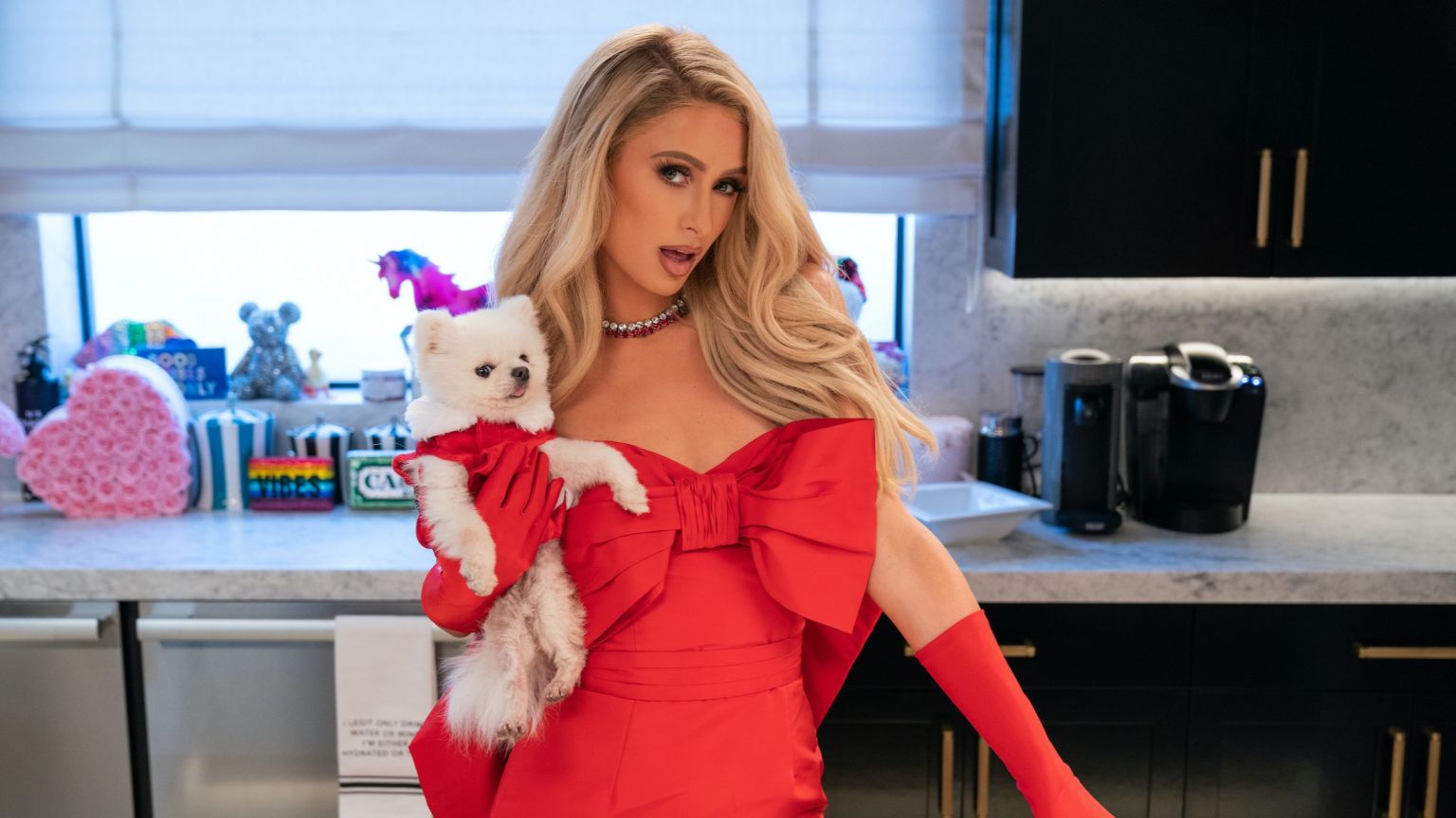 Paris Hilton nu te zien op Netflix in haar eigen kookserie 'Cooking With Paris'