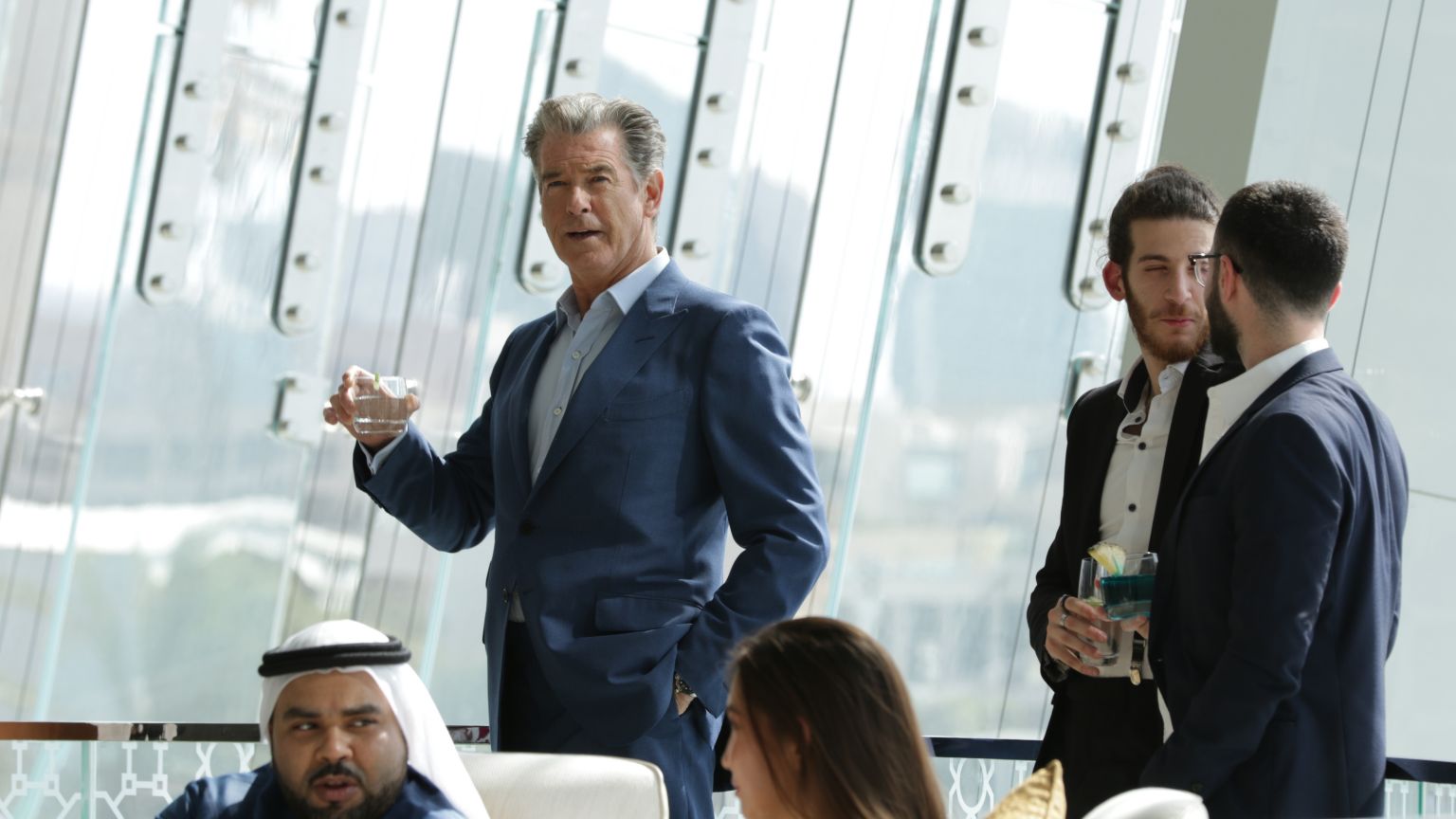Pierce Brosnan is een meesterdief in de nieuwe trailer van actiethriller 'The Misfits'