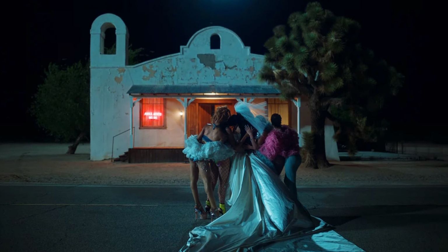 Kacey Musgraves deelt veelbelovende trailer van 'star-crossed', de film bij haar nieuwe album