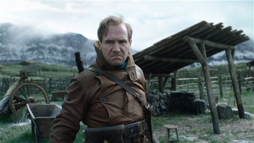 Ralph Fiennes schittert in de nieuwe trailer van 'Kingsman'-prequel 'The King's Man'