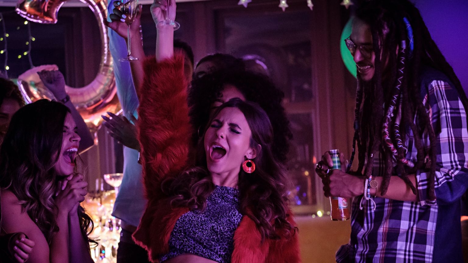 Nieuw op Netflix: Victoria Justice in de romantische komedie 'Afterlife of the Party'