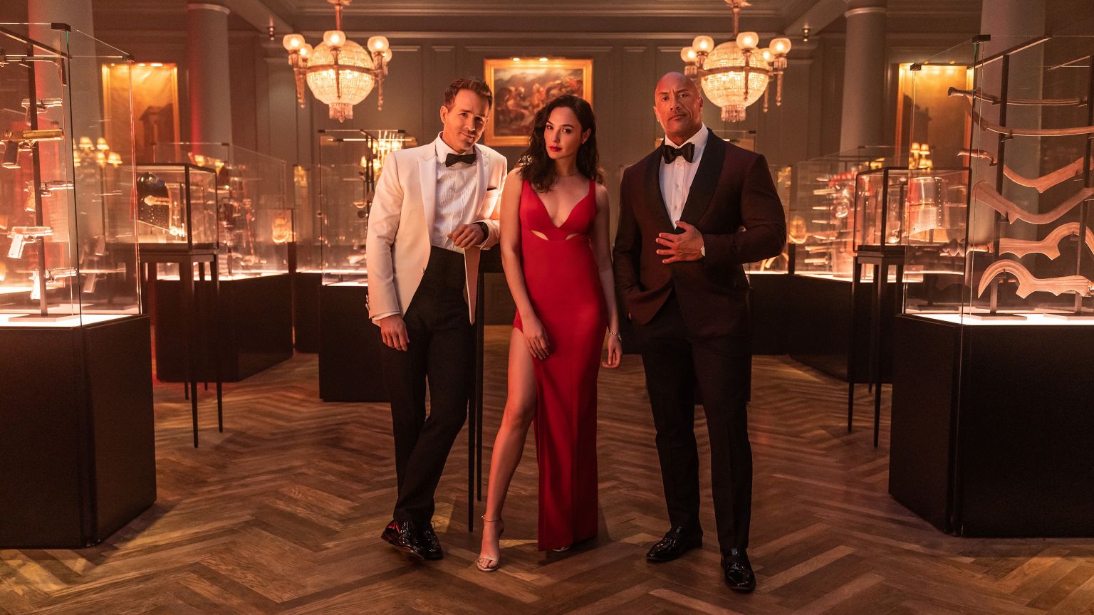 Spectaculaire teaser van Netflix-film 'Red Notice' met Dwayne Johnson, Ryan Reynolds en Gal Gadot nu te zien