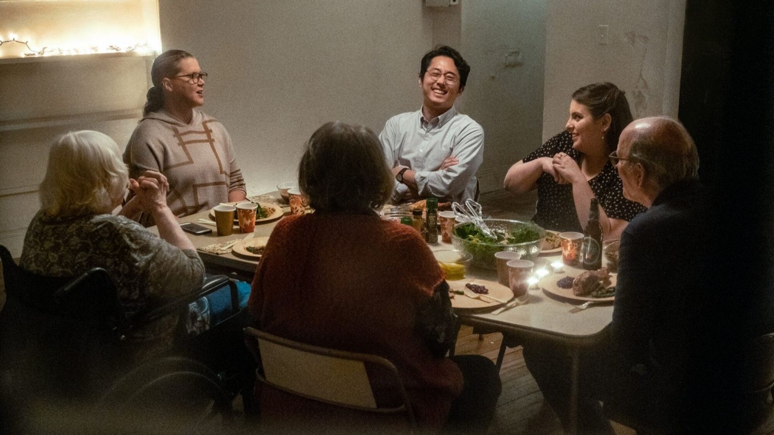 Eerste veelbelovende trailer van dramafilm 'The Humans' met Beanie Feldstein en Amy Schumer nu te zien