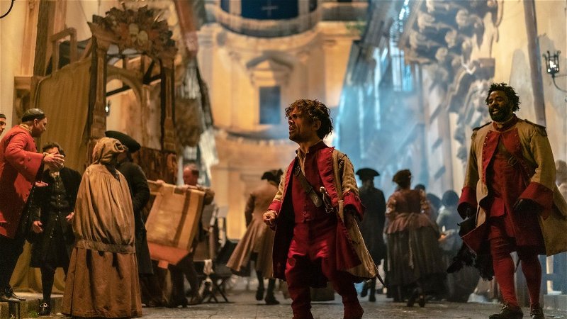 Peter Dinklage schittert in de trailer van muzikale dramafilm 'Cyrano'