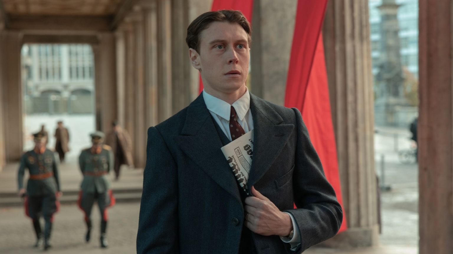 Netflix deelt eerste beelden van spannende oorlogsfilm 'Munich' van Christian Schwochow