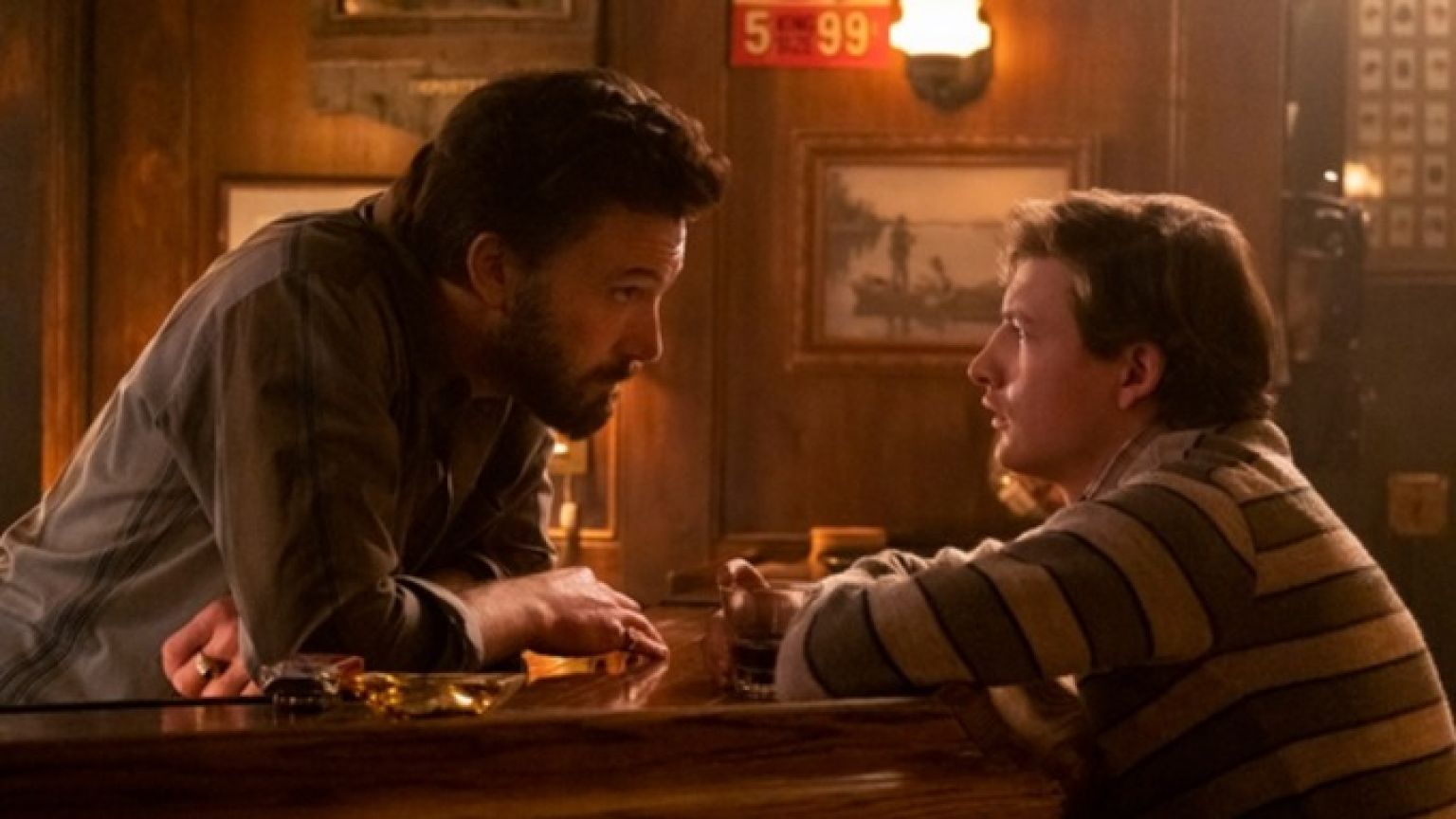 Ben Affleck schittert in de trailer van George Clooneys 'The Tender Bar'