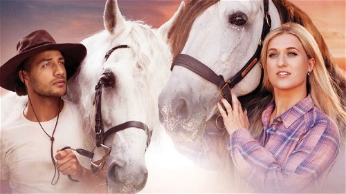 Britt Dekker runt een manege in de spannende trailer van haar nieuwe paardenfilm 'Silverstar'