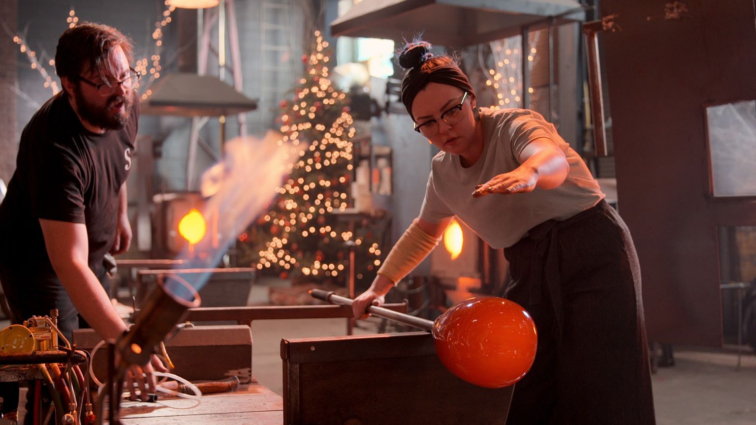 Netflix komt met kersteditie van spelshow 'Blown Away', eerste trailer nu te zien