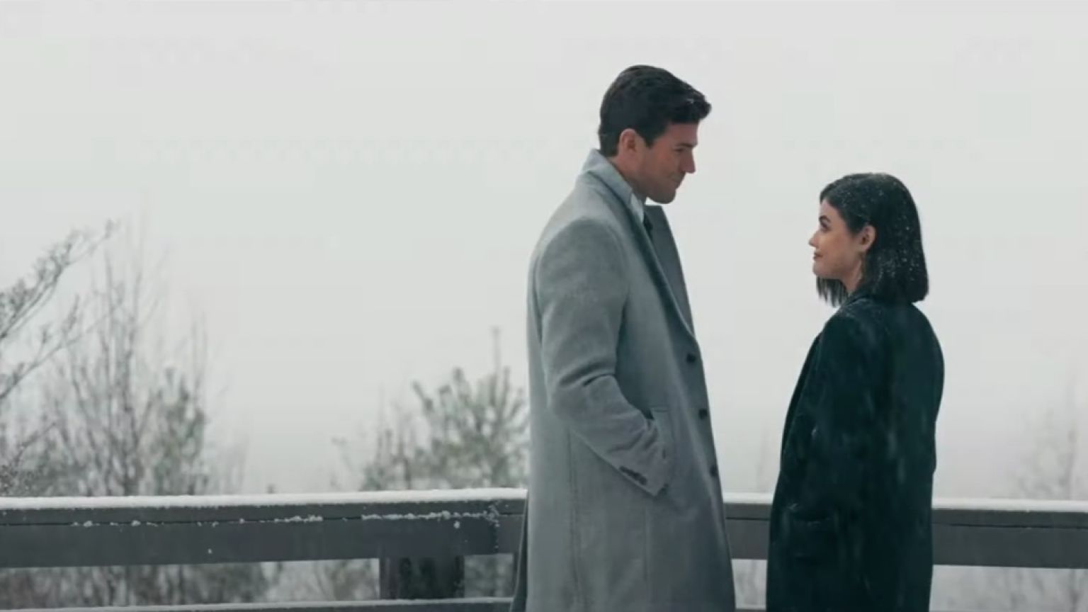 Het is haat op het eerste gezicht in de trailer van romantische komedie 'The Hating Game' met Lucy Hale