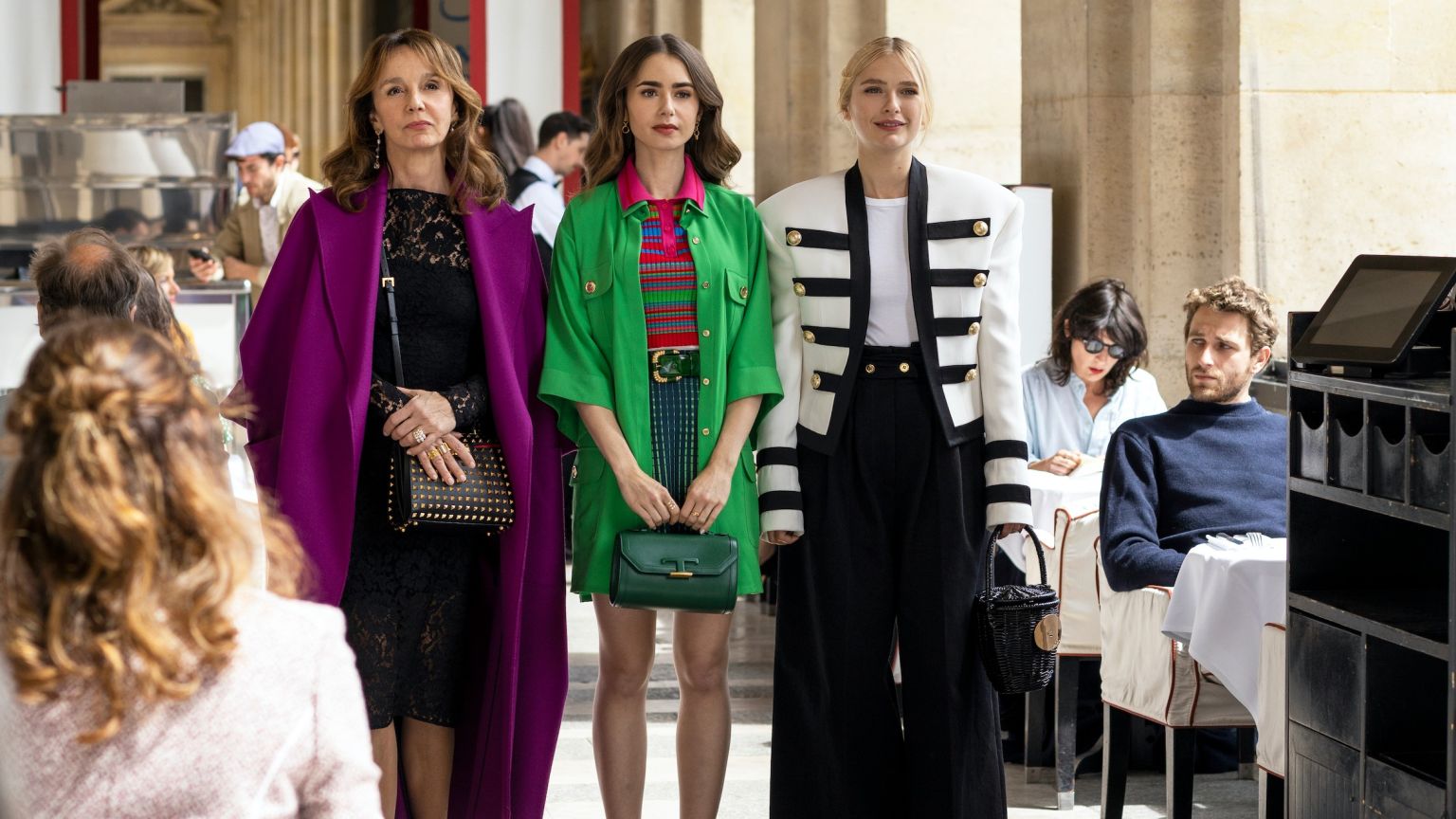 Emily ontmoet een nieuwe liefde in de trailer van 'Emily in Paris' seizoen 2