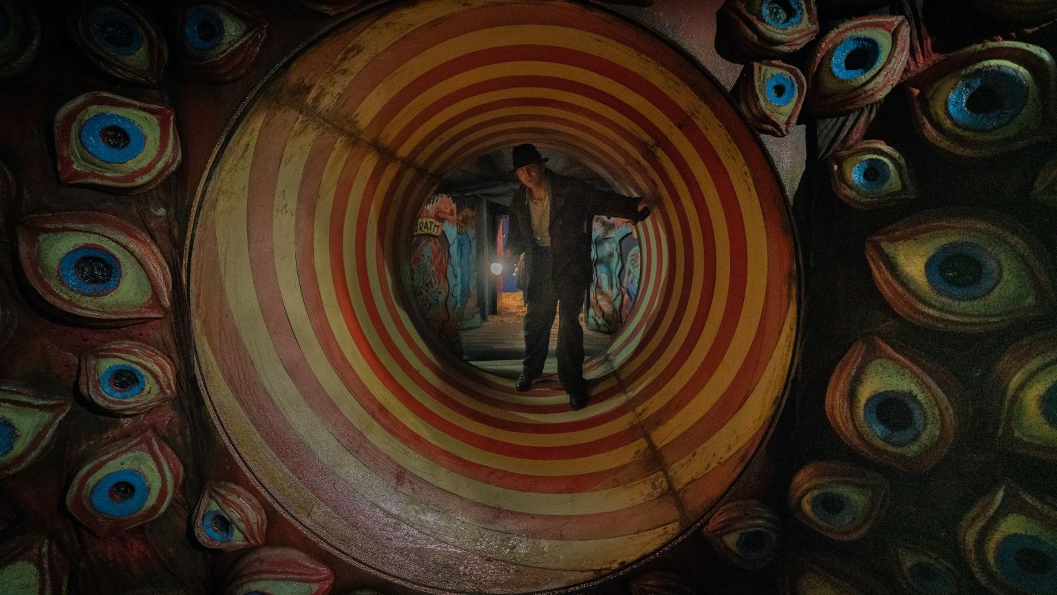 Bradley Cooper is een kermisartiest in de trailer van Guillermo del Toro's 'Nightmare Alley'