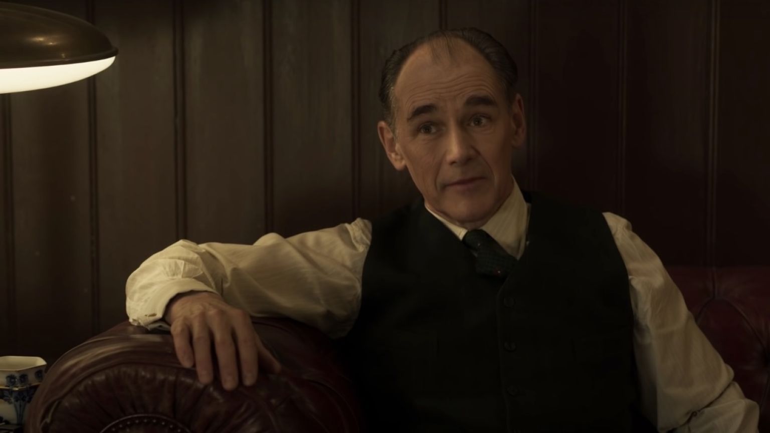 Oscarwinnaar Mark Rylance schittert in de eerste trailer van thriller 'The Outfit'