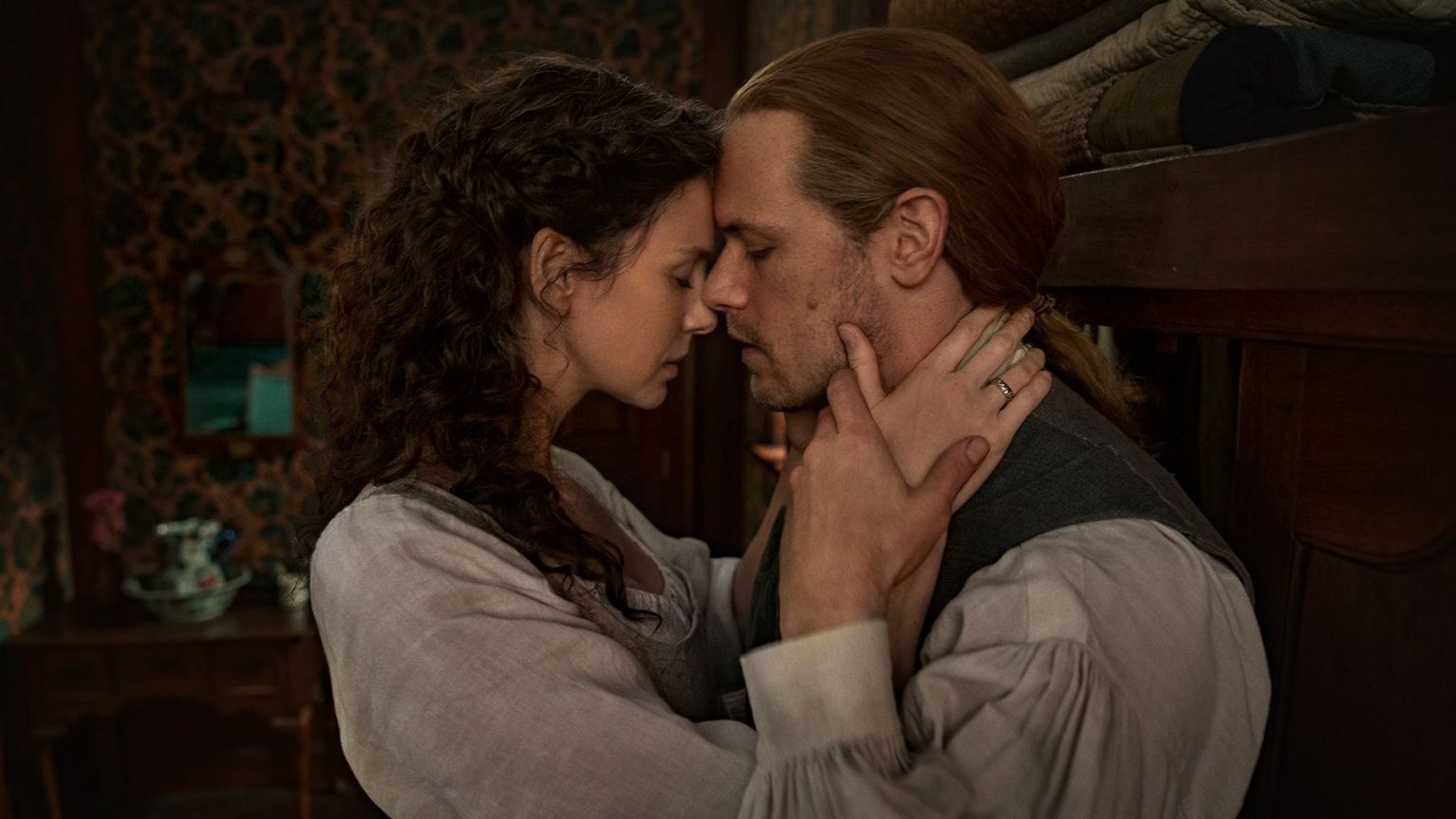 Claire intiem met Jamie in nieuw intro van 'Outlander' seizoen 6
