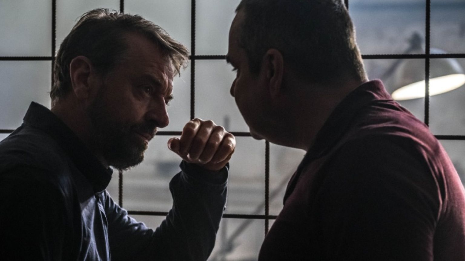 Vertrouwen Frank Lammers en Tom Waes elkaar? Netflix test de 'Undercover'-sterren in nieuwe video