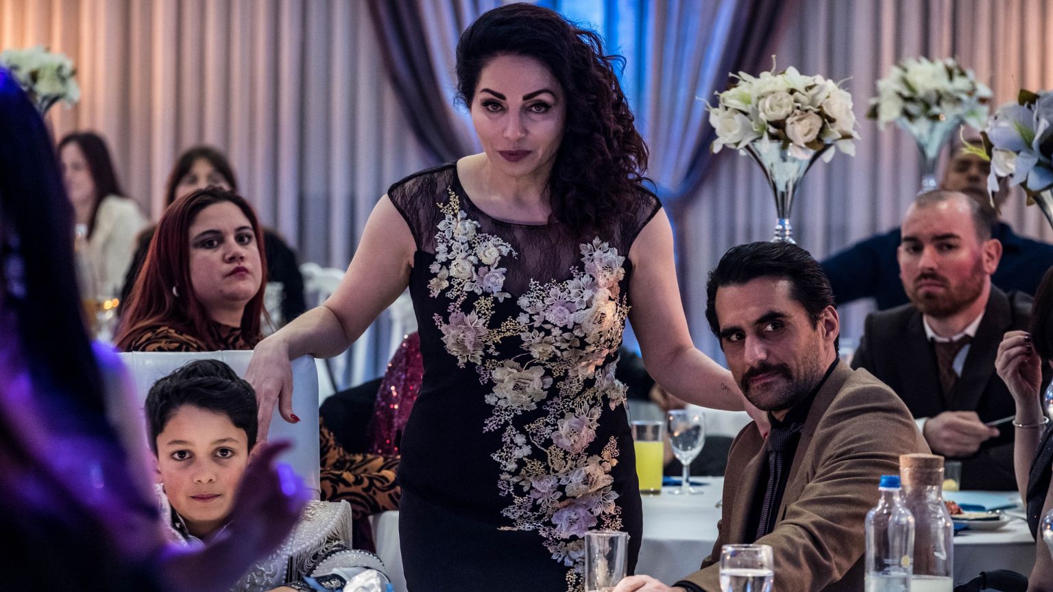 De cast van 'Undercover' neemt ons mee achter de schermen bij de première van seizoen 3