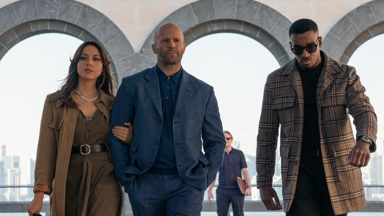 Jason Statham moet de wereld redden in de trailer van 'Operation Fortune'