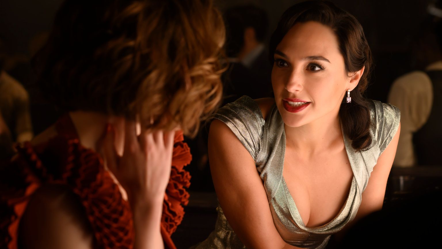 Gal Gadot schittert in nieuwe mysterieuze trailer van 'Death on the Nile'