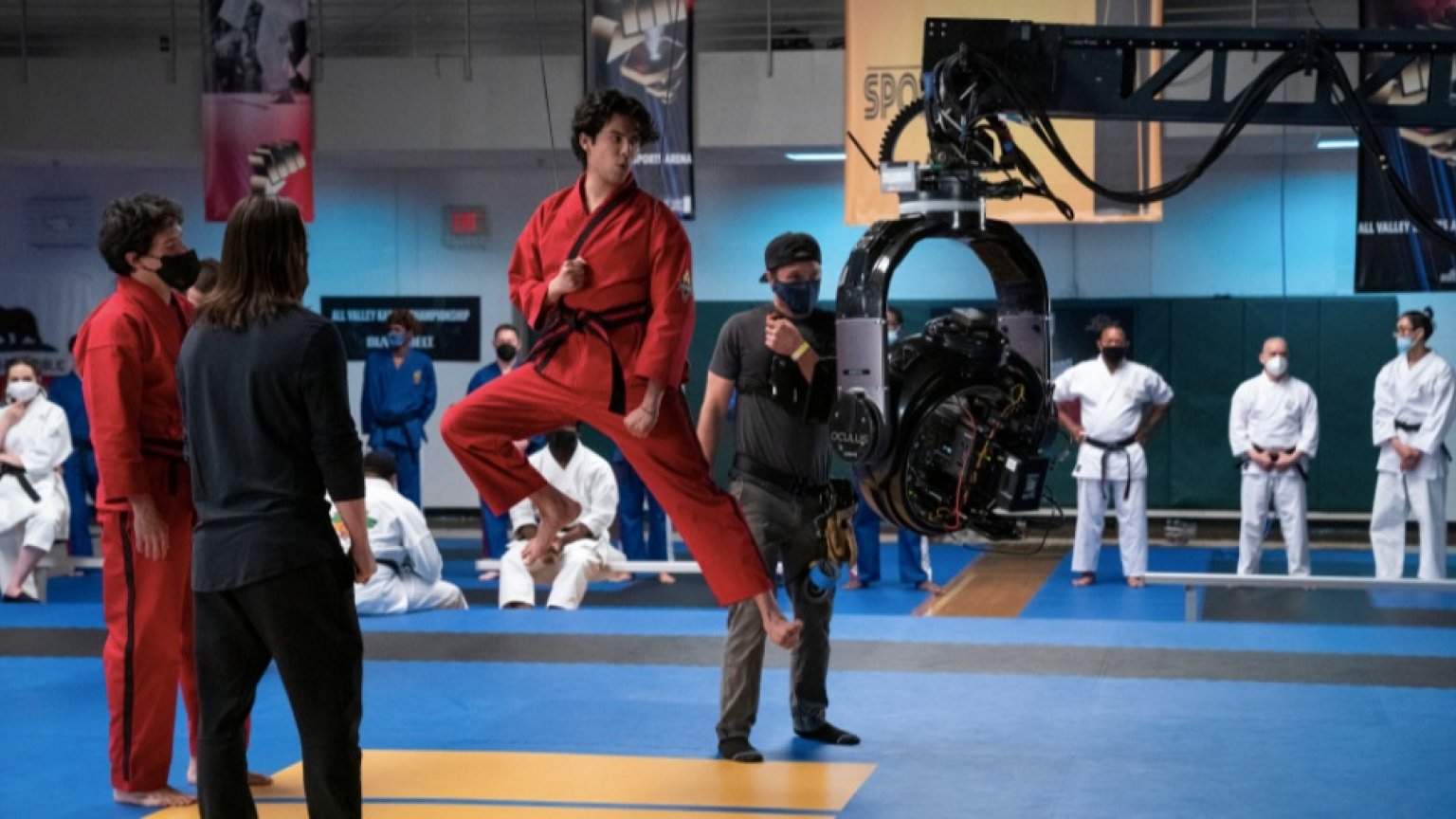 Netflix neemt ons mee achter de schermen bij de actiescènes van 'Cobra Kai' seizoen 4