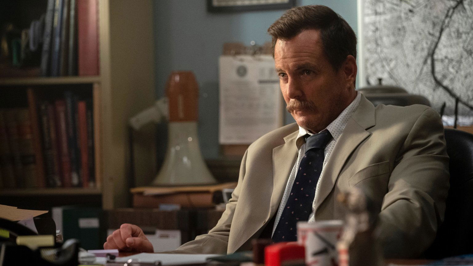 Eerste beelden van Netflix-misdaadkomedie 'Murderville' nu te zien