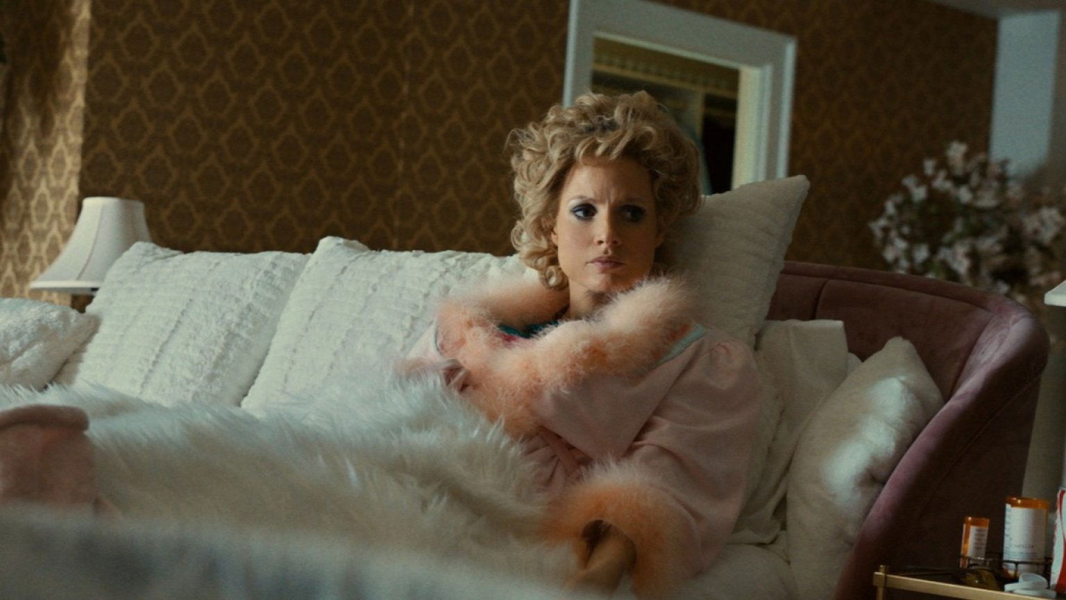 Jessica Chastain schittert in de trailer van biografie 'The Eyes of Tammy Faye'