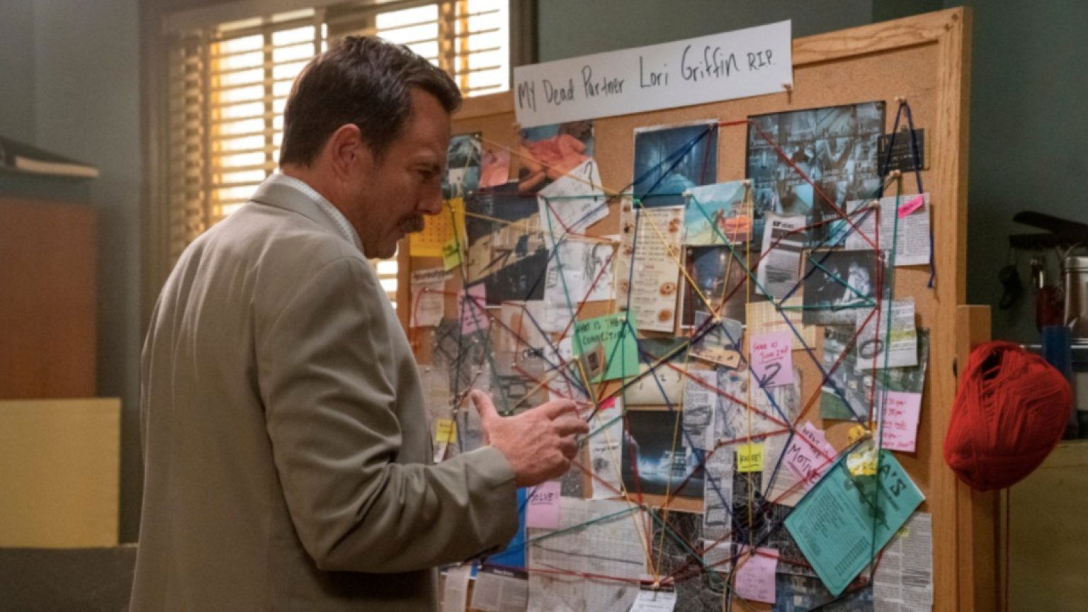 Komische misdaadserie 'Murderville' met Ken Jeong en Sharon Stone vanaf vandaag te zien op Netflix