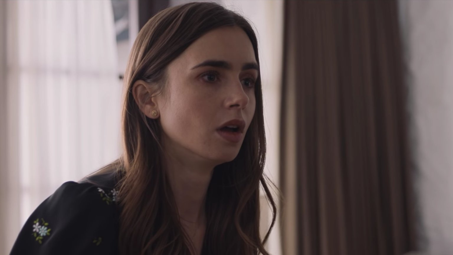 Lily Collins wordt gegijzeld in de trailer van Netflix-thriller 'Windfall'